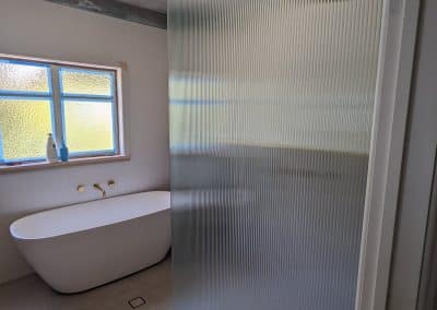 Narrow-Reeded Shower Screens