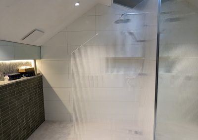 Narrow-Reeded Shower Screens