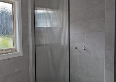 Narrow-Reeded Shower Screens