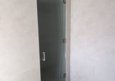 Narrow-Reeded Shower Screens