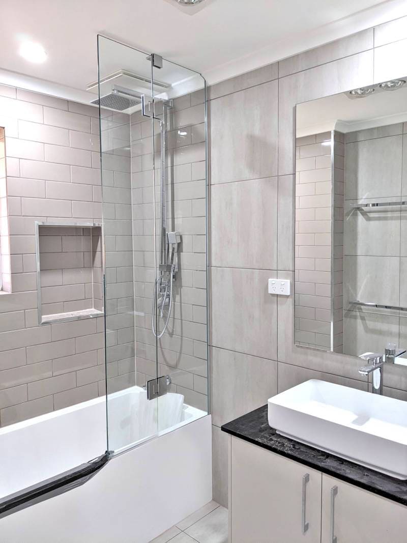 Fix and swing shower screen on top of a bathrub