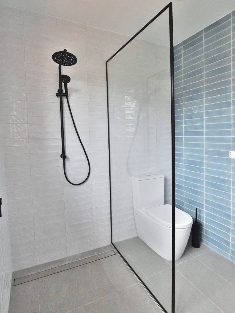 Black frame screen in a walk-in shower