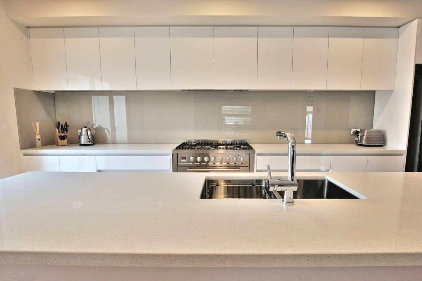 aqua-glass-splashback Beige glass splashback in an off-white kitchen in Melbourne