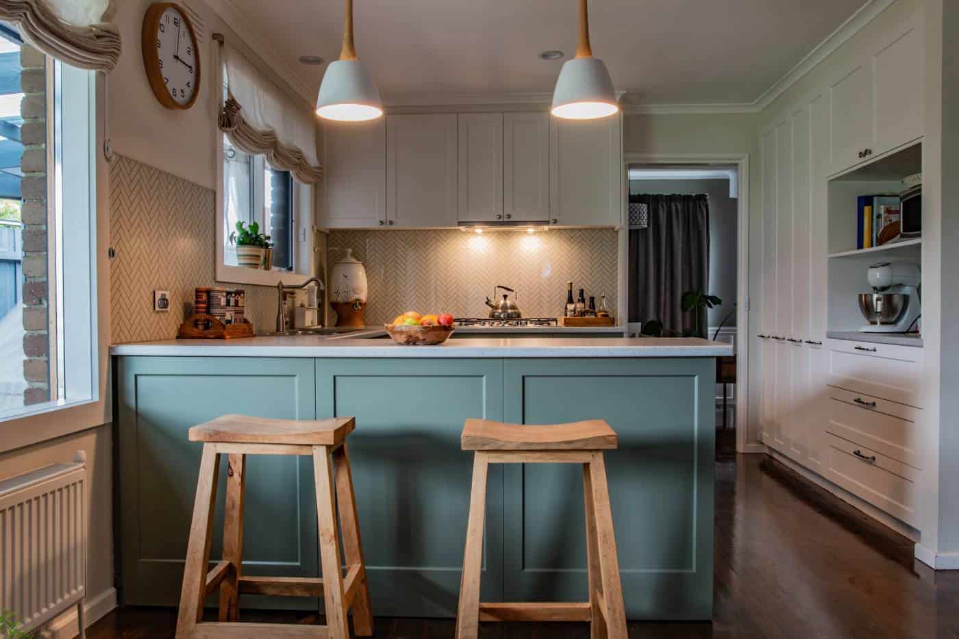 aqua-glass-splashback Cozy kitchen with a herringbone pattern glass splashback
