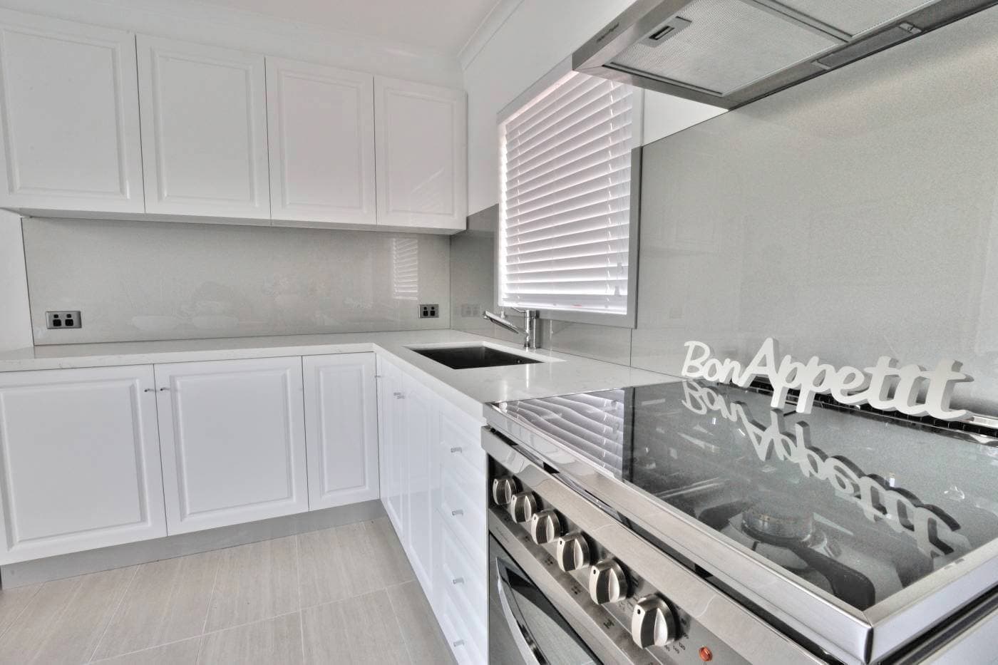 aqua-glass-splashback Silver grey metallic splashback in a white kitchen