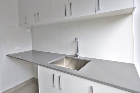 White Starphire glass splashback installed in a Melbourne laundry
