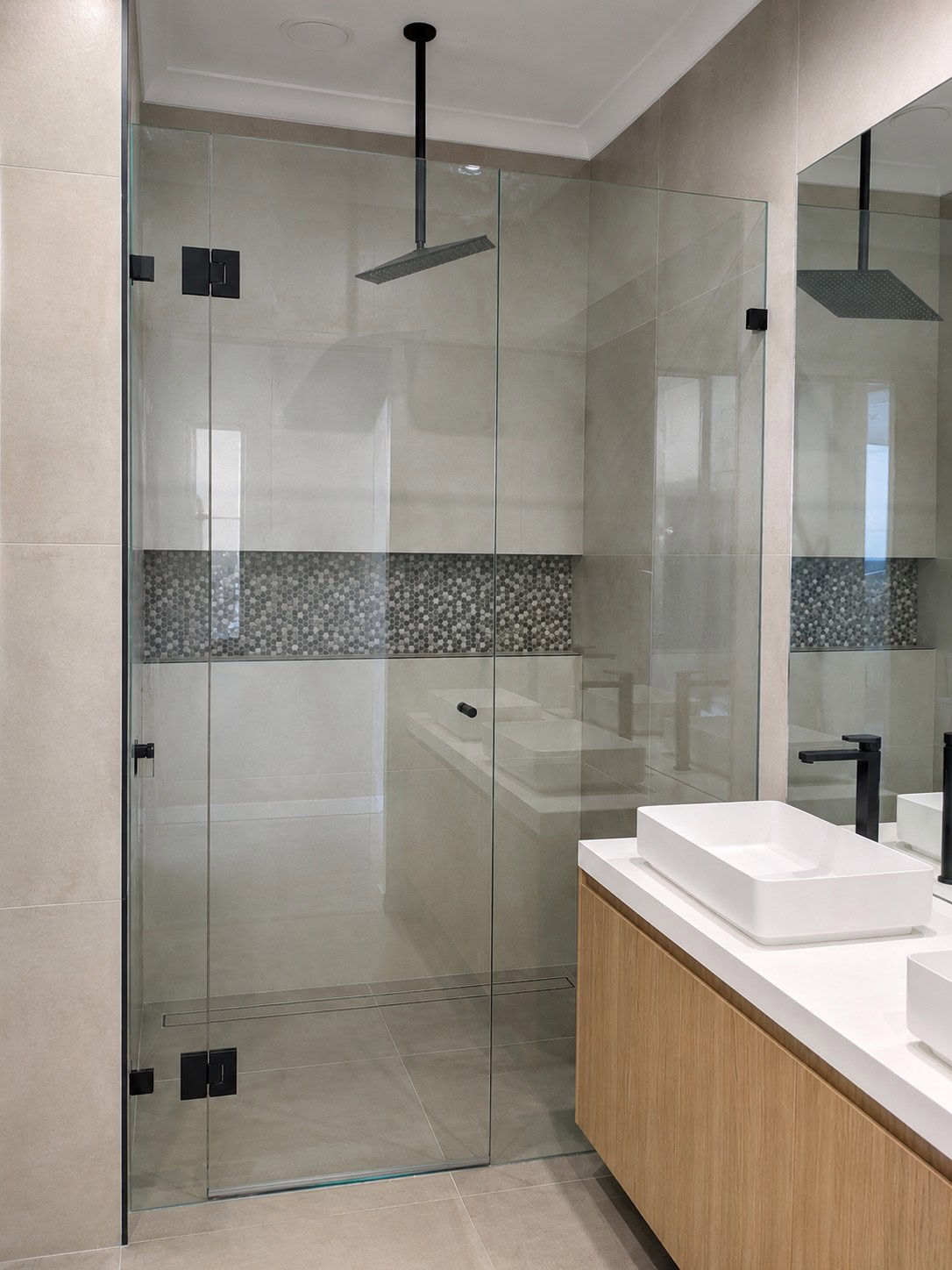 Wall-to-wall hinged shower screen installed in Maddingley
