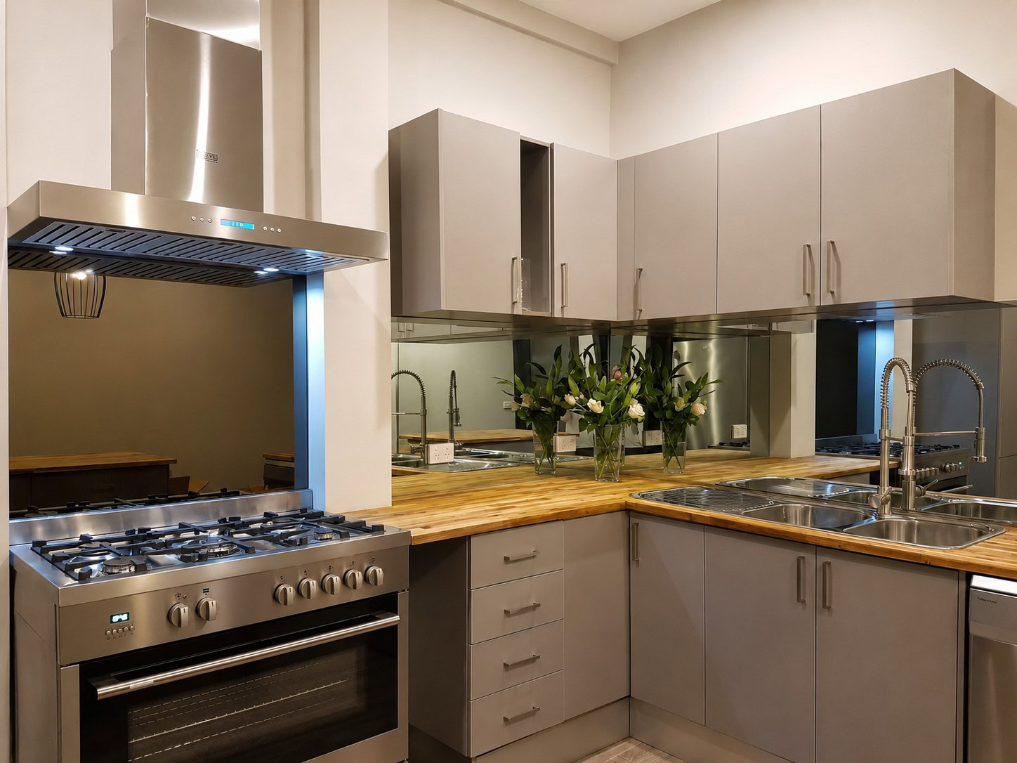 Mirror kitchen glass splashback installed in Abbotsford